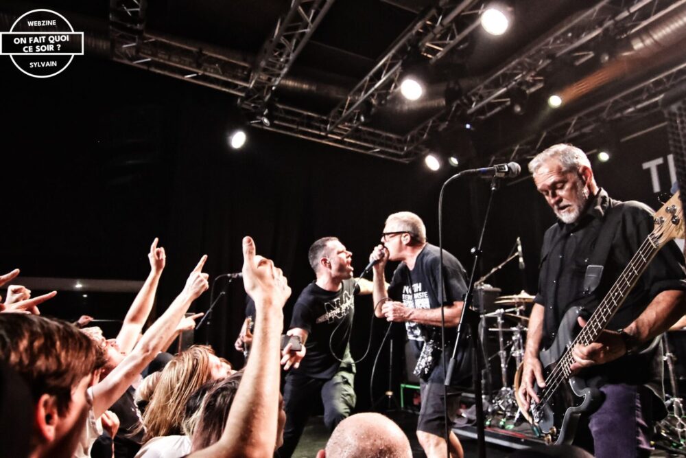 un fan chante avec Milo de The Descendents